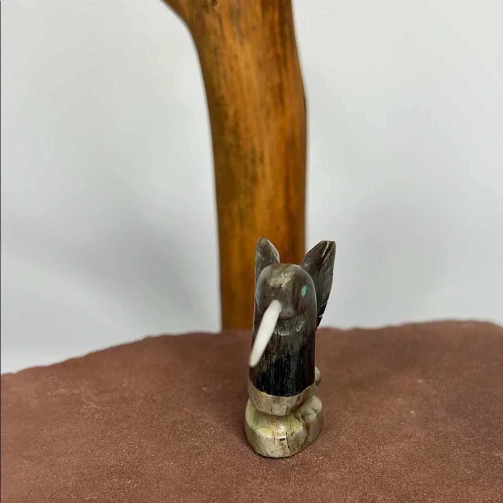 Handcrafted Zuni Hummingbird Bird Figurine - Black and Gray-Agate